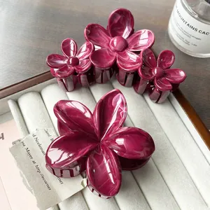 Set di quattro mollette per capelli a forma di fiore di plumeria marmorizzata bordeaux