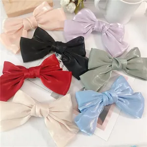 Gros plan de barrettes à nœuds en satin élégant aux reflets nacrés et texture de haute qualité