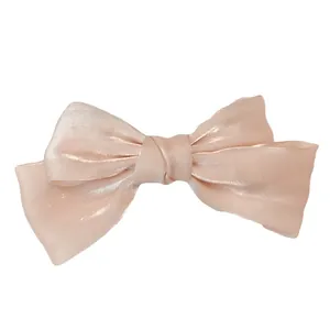 Barrette à cheveux nœud rose nacré élégante avec finition satinée sur fond blanc