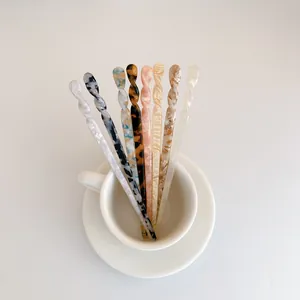 Minimalistische gedrehte Haarnadeln aus Acetat mit Marmormuster in weißer Tasse