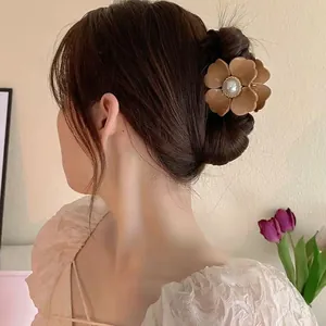 Eleganter mattbrauner Blumen-Haarclip mit weißer Perle für anspruchsvolle Hochsteckfrisuren