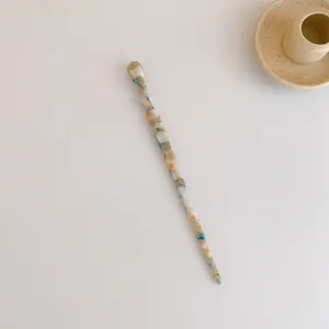 Detailansicht der Acetat-Haarnadel mit blauem Marmormuster und spiralförmigem Dreh-Design