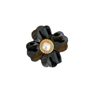 Eleganter schwarzer Blumen-Haarclip mit Perlenmitte und Goldrand für Damenfrisuren