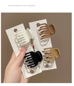 Set di quattro mollette per capelli opache in colori neutri su schede per code di cavallo