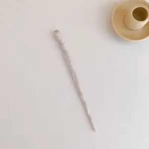 Detailansicht der Acetat-Haarnadel mit Marmortextur und gedrehtem Spiral-Design
