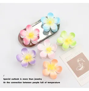 Detailansicht eines 6er-Sets Haarspangen mit Blumen-Farbverlauf auf einem Tablett