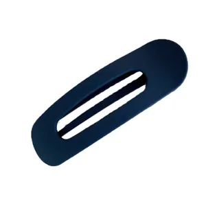 Grande fermaglio per capelli blu navy opaco con design ovale vuoto su sfondo bianco