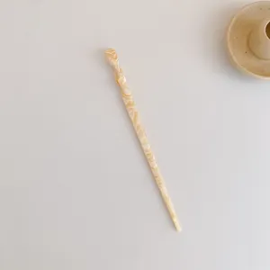 Detail eines minimalistischen Haarpins aus Acetat mit elegantem Spiral-Twist-Design