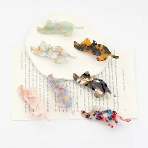 Barrettes chat en acétate mignonnes en six couleurs marbrées sur un plateau blanc