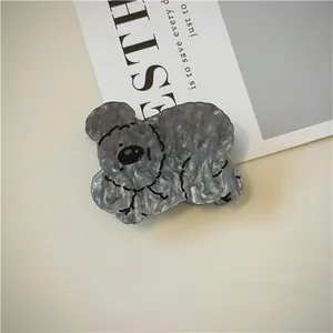 Dettaglio del fermaglio per capelli a forma di koala in acetato grigio marmorizzato