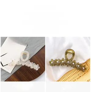 Detail of flower hair clips with pearls in off-white and mustard green, 13.5x6.5cm size