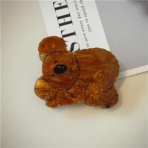 Dettaglio molletta per capelli a forma di orso in acetato con venature marroni