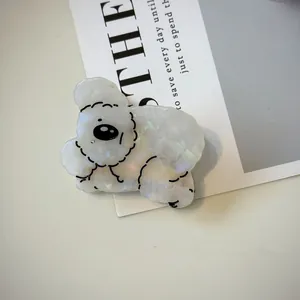 Dettaglio macro della molletta per capelli a forma di koala in acetato bianco perlato