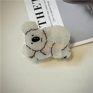 Dettaglio della molletta koala in acetato bianco iridescente con finitura madreperla