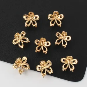 Set de 8 mini pinzas para el cabello con flores doradas en metal pulido muy elegante