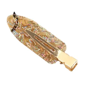 Minimalistische acetaat haarclip met iriserende glitters en een gouden metalen basis