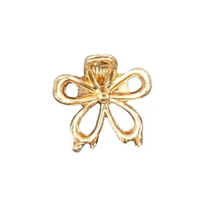 Mini pinza de pelo con flor dorada y diseño de pétalos huecos accesorio para el cabello