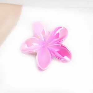 Roze doorschijnende plumeria bloem haarklem met iriserende afwerking en glanzend effect