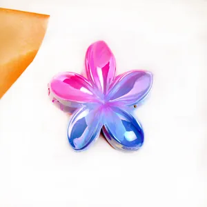 Holografische haarklem in bloemvorm met iriserende roze en blauwe kleurverloop