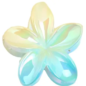 Grote iriserende plumeria haarklem met regenboogverloop van hars op een witte achtergrond