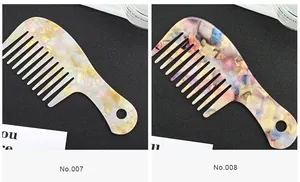 Detail von grobzinkigen Marmor-Acetat-Kämmen in bunten Farben mit praktischem Griff