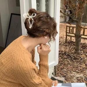 Eleganter 13cm großer Schleifen-Haarclip in Beige für stilvolle Hochsteckfrisuren