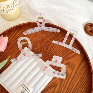 Set di quattro mollette per capelli con stampa ciliegia su vassoio in legno estetico