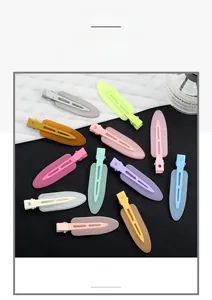 Gros plan de barrettes à cheveux colorées en acrylique mat avec des clips en métal robuste