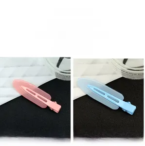 Détail des barrettes à cheveux mates en acrylique rose et bleu avec pinces métalliques
