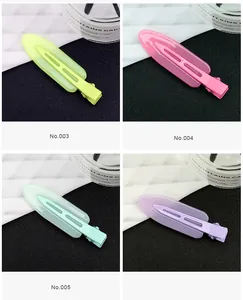 Gros plan sur quatre pinces à cheveux en acrylique aux tons néon et pastel givrés