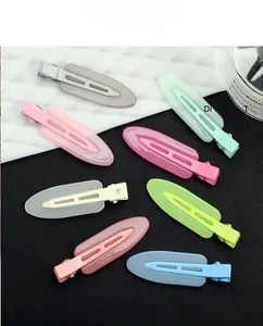Détail de barrettes à cheveux en acrylique aux couleurs pastel sur fond texturé