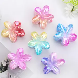 Vue détaillée de six pinces à cheveux fleur de frangipanier aux reflets nacrés dégradés