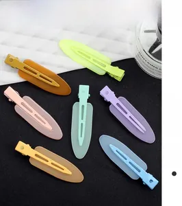 Détail de pinces à cheveux en acrylique mat aux couleurs pastel gelée pour le coiffage