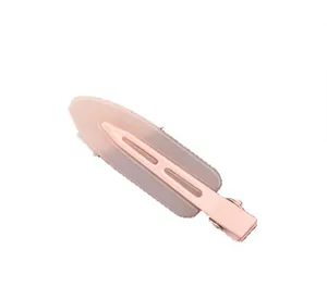 Détail d'une pince à cheveux rose mate sans trace avec base métallique bec de canard