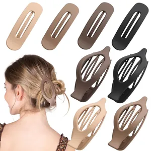 Grandi fermagli per capelli opachi in colori neutri indossati dalla modella
