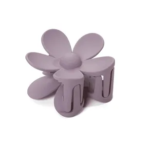Matte paarse bloem haarklem voor dames met minimalistisch ontwerp op witte achtergrond