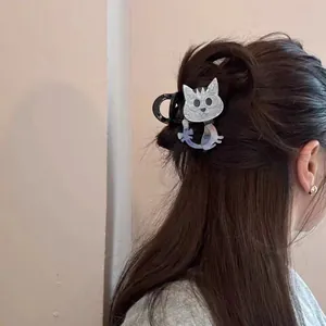 Schicker Haarklammer im Cartoon-Katzen-Design aus Acetat in braunem Haar
