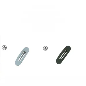 Détail de grandes barrettes ovales mates dans les tons bleu sourd et vert foncé