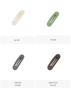 Vue détaillée de grandes pinces à cheveux mates en quatre couleurs, dimensions 8cm et 3,2cm