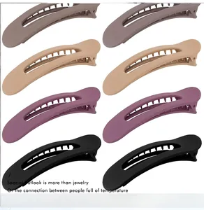 Détail de grandes pinces à cheveux mates avec dents antidérapantes en quatre couleurs