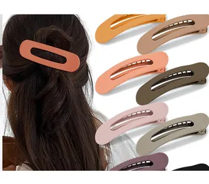 Grandes pinces à cheveux mates en plusieurs couleurs portées et présentées en grille