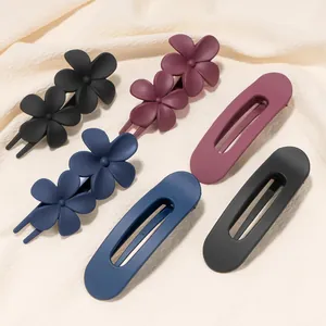 Elegante set de pinzas para el cabello de flores mate y horquillas en colores suaves