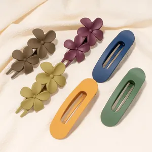 Detalle de pinzas para el cabello mate con flores y óvalos en seis colores de verano