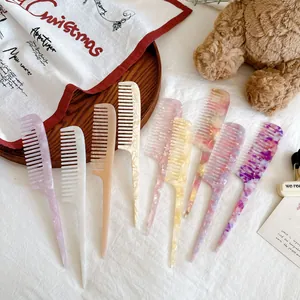 Lot de 8 peignes à queue en acétate marbré coloré pour un coiffage professionnel précis