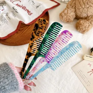 Lot de quatre peignes en acétate coloré à dents larges dans un décor chaleureux