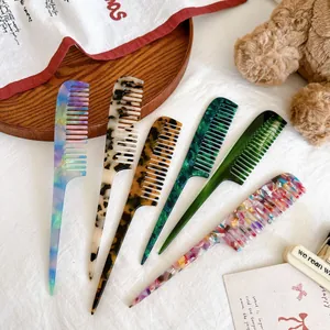 Lot de six peignes à queue en acétate coloré avec motifs marbrés et floraux pour coiffure