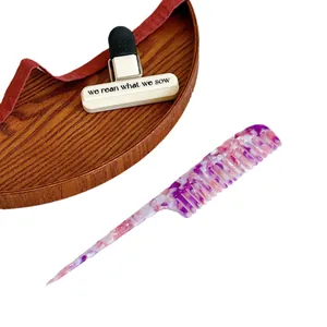 Peigne à queue en acétate marbré violet et rose pour une coiffure professionnelle