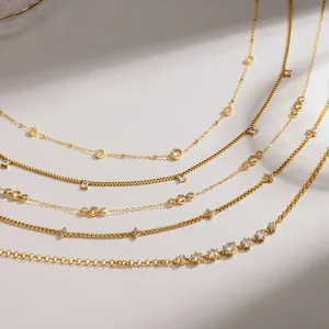 Nahaufnahme von eleganten 18 Karat vergoldeten Edelstahlhalsketten mit Kristallen