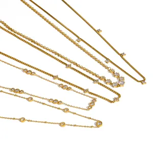 Detailansicht goldener Edelstahlketten mit funkelnden Zirkonia-Anhängern für Damen.