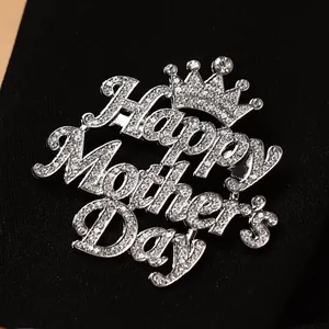 Nahaufnahme einer luxuriösen Strass-Brosche Happy Mother's Day mit silbernem Kronendesign.